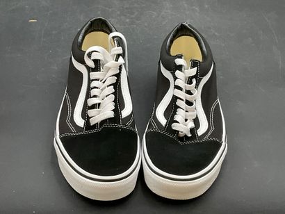 VANS,modèle OLD SKOOL,pointure 42, paire...