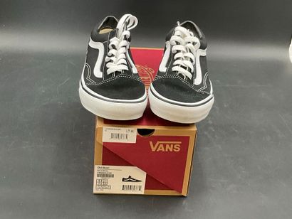 VANS,modèle OLD SKOOL, pointure 38, paire...