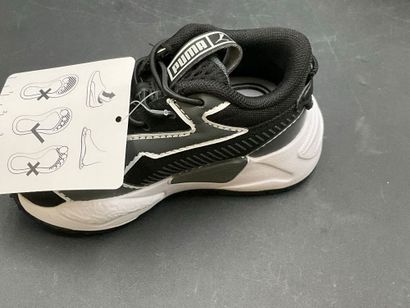Lot de deux paires de baskets PUMA, modèle...