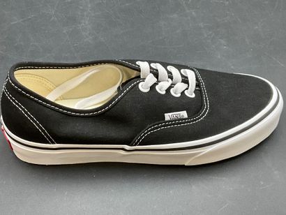 VANS,modèle AUTHENTIC, pointure 38, paire...