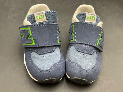Lot de 3 paires de NEW BALANCE 574 ,pointure...