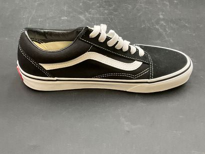 VANS,modèle OLD SKOOL, pointure 38, paire...