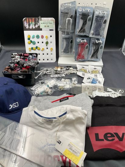Lot divers d’accessoires dont des lacets...