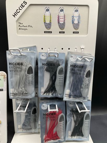 Lot divers d’accessoires dont des lacets...