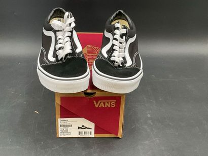 VANS,modèle OLD SKOOL,pointure 42, paire...