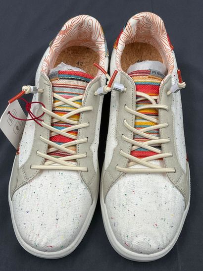 2 paires de chaussures avec des pointures...