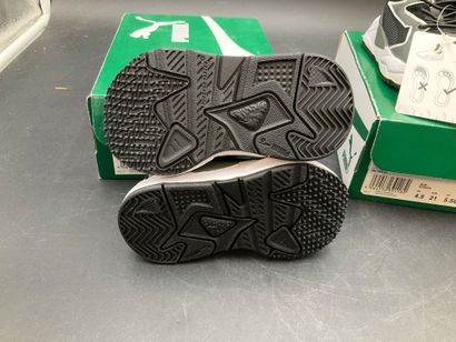 Lot de deux paires de baskets PUMA, modèle...