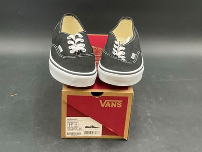 VANS,modèle AUTHENTIC, pointure 38, paire...