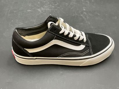 VANS,modèle OLD SKOOL, pointure 38, paire...