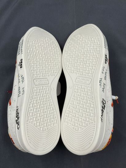2 paires de chaussures avec des pointures...