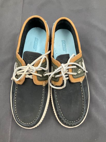 2 paires de chaussures avec des pointures...