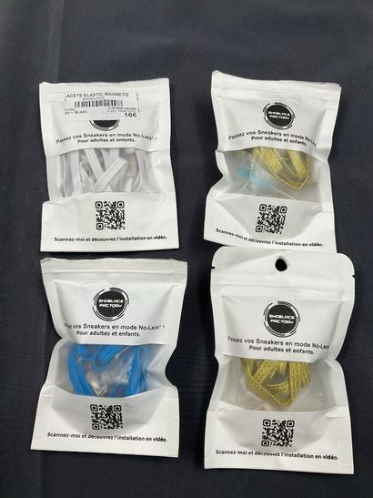 Lot divers d’accessoires dont des lacets...