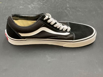 VANS,modèle OLD SKOOL,pointure 42, paire...