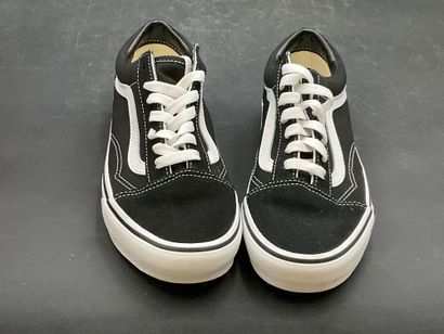 VANS,modèle OLD SKOOL, pointure 38, paire...