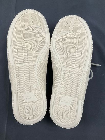 2 paires de chaussures avec des pointures...