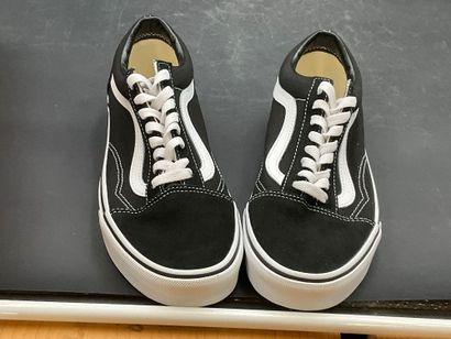 VANS,modèle OLD SKOOL, pointure 40, paire...
