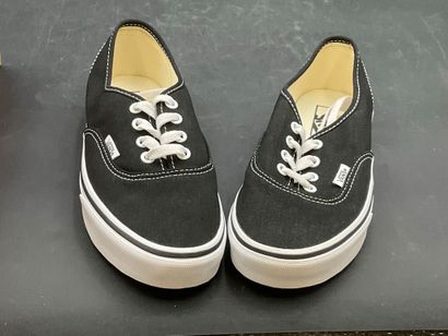 VANS,modèle AUTHENTIC, pointure 38, paire...
