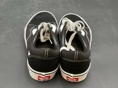 VANS,modèle OLD SKOOL,pointure 42, paire...