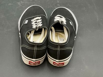 VANS,modèle AUTHENTIC, pointure 38, paire...