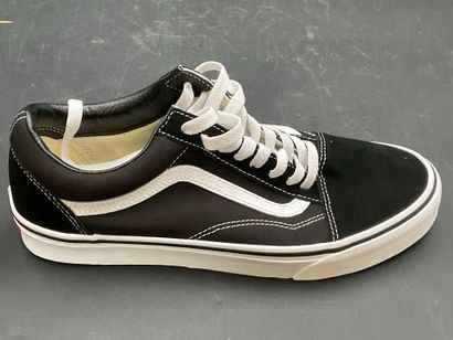 VANS,modèle OLD SKOOL,pointure 42, paire...