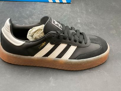 ADIDAS, modèle SAMBAE W,pointure 37,5, paire...