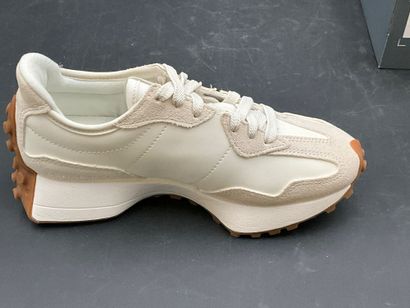 NEW BALANCE, modèle 327,pointure 36, paire...