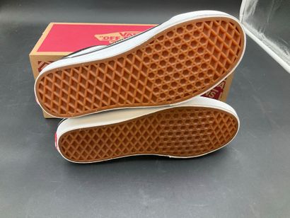 VANS,modèle OLD SKOOL, pointure 38, paire...