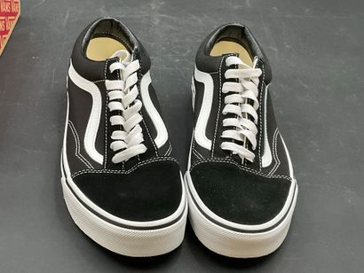VANS,modèle OLD SKOOL, pointure 42, paire...