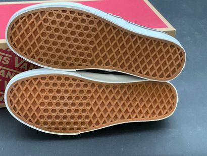 VANS,modèle AUTHENTIC, pointure 38, paire...