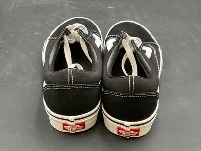 VANS,modèle OLD SKOOL, pointure 42, paire...