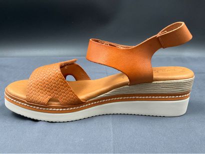 EVA FRUTOS, modèle 565, paire de sandales...
