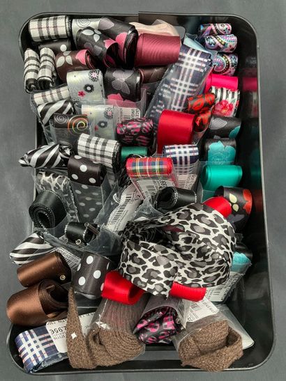 Lot divers d’accessoires dont des lacets...