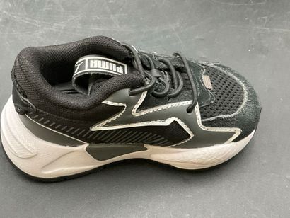 Lot de deux paires de baskets PUMA, modèle...