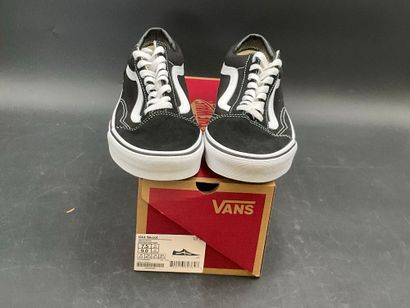 VANS,modèle OLD SKOOL, pointure 40, paire...