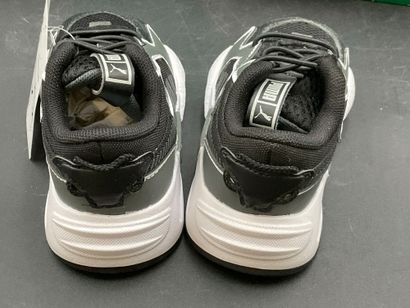 Lot de deux paires de baskets PUMA, modèle...