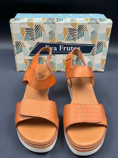 EVA FRUTOS, modèle 565, paire de sandales...