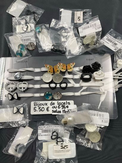 Lot divers d’accessoires dont des lacets...