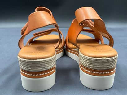 EVA FRUTOS, modèle 565, paire de sandales...