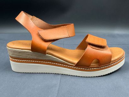 EVA FRUTOS, modèle 565, paire de sandales...