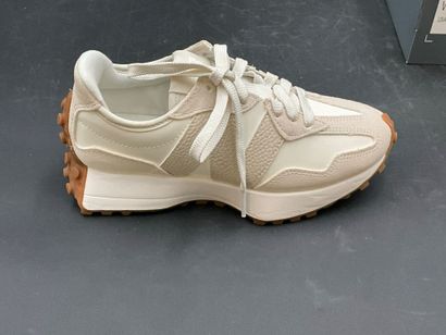 NEW BALANCE, modèle 327,pointure 36, paire...