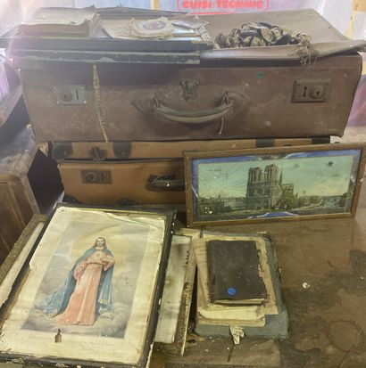 Lot religiosa comprenant deux vieilles valises,...
