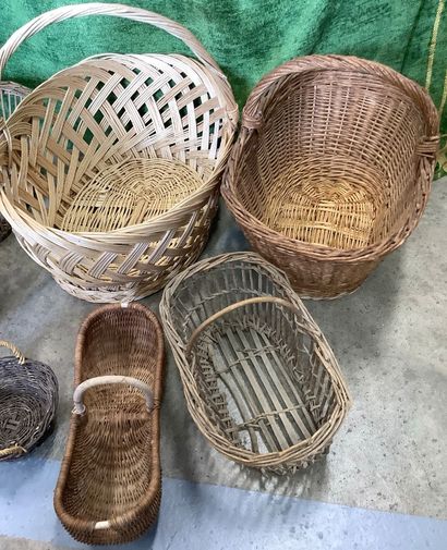7 paniers en osier de tailles et de formes...