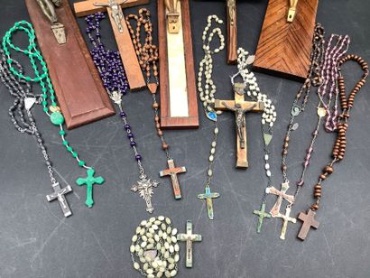 Regroupement de 6 crucifix de tailles et...