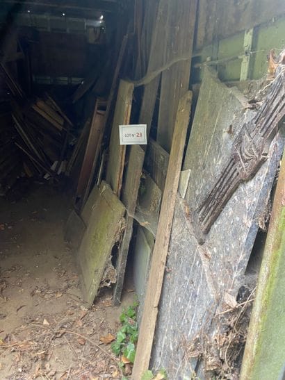 Dans un container: Lot de boiseries diverses,...