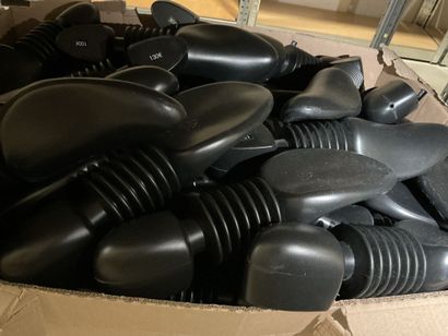 Plus de 600 embauchoirs pour chaussures,...