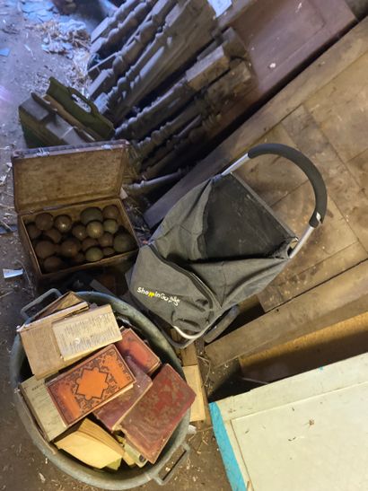 Important contenu d’un ancien atelier de...