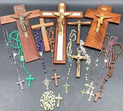 Regroupement de 6 crucifix de tailles et...