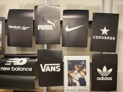 Une cinquantaine d’affiches publicitaires...