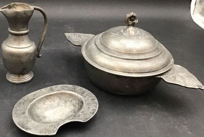 3 objets en étain comprenant :
- une bonbonnière...