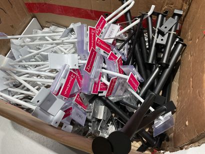 7 présentoirs dont 6 sur roulettes, 3 de...